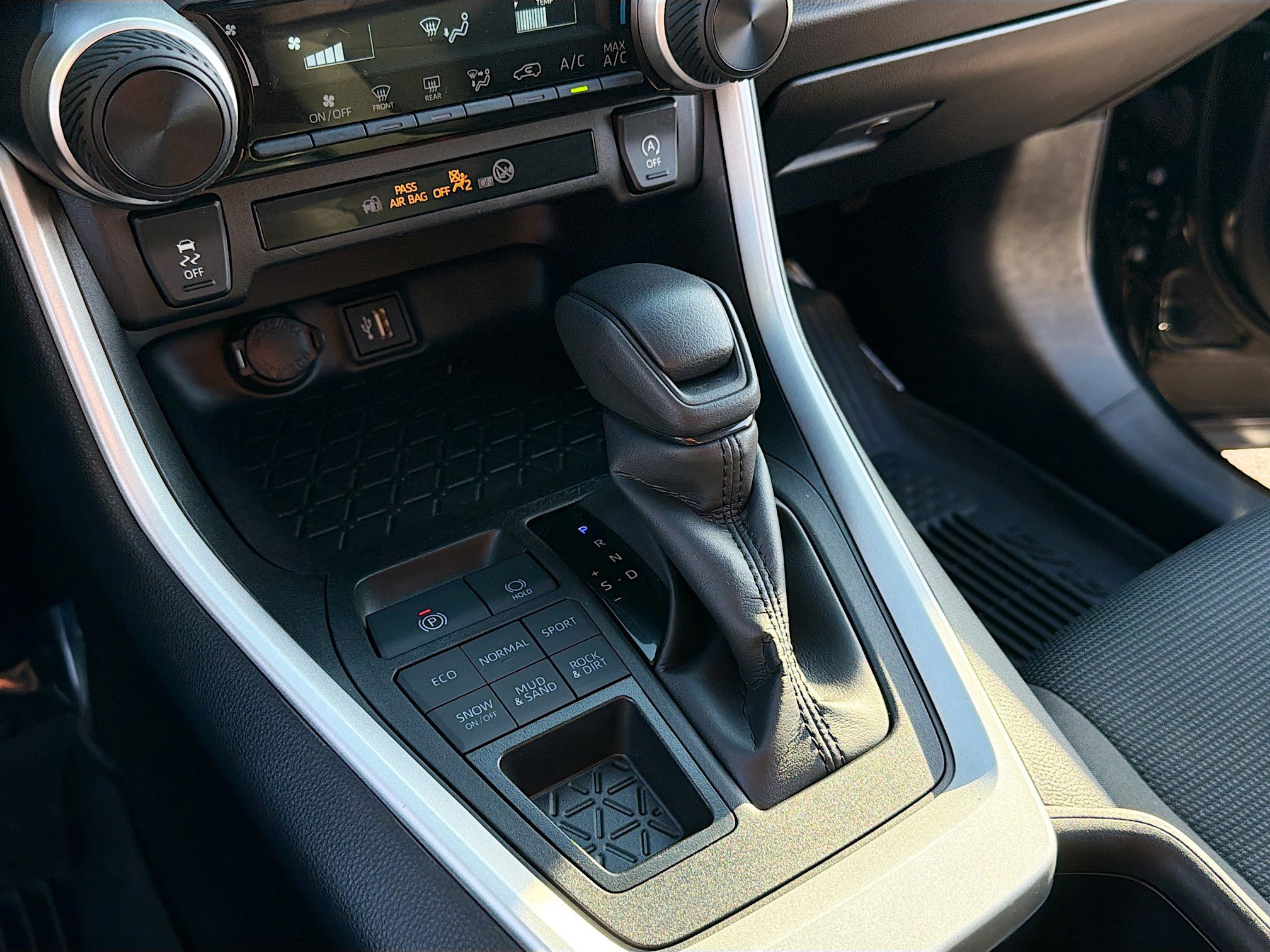 Used 2024 Toyota RAV4 LE image 10