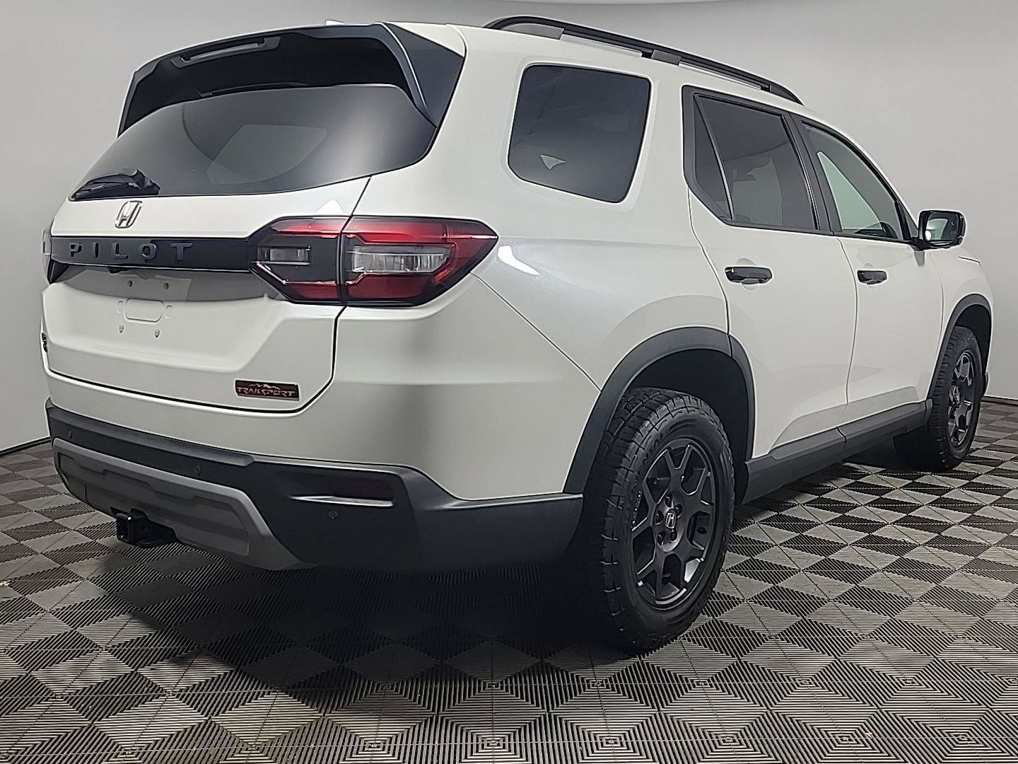 Certified 2025 Honda Pilot TrailSport image 3