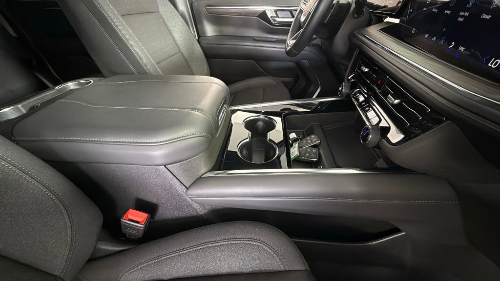 Used 2025 Chevrolet Suburban LS image 39