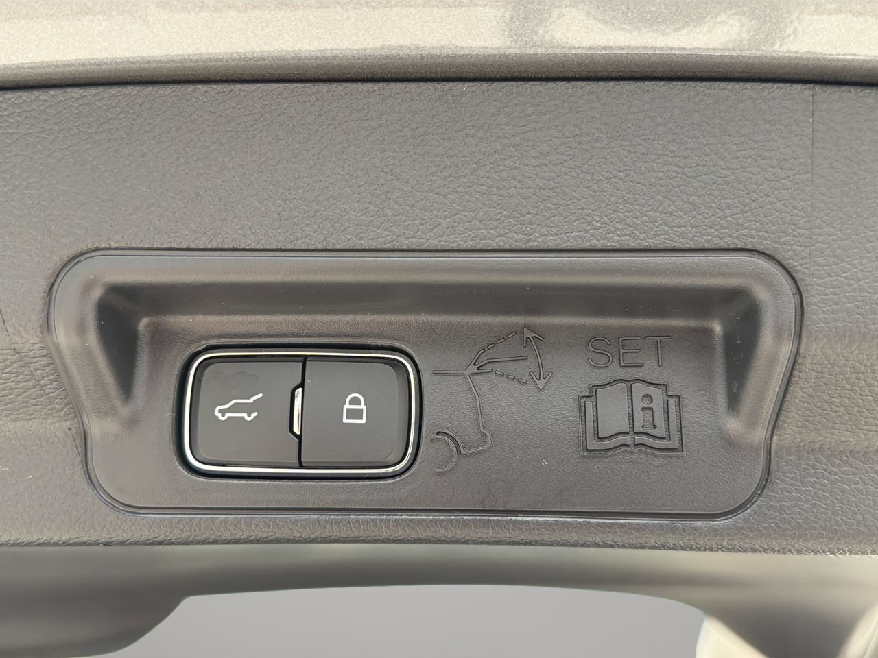 Used 2026 Ford Explorer Active RWD image 9