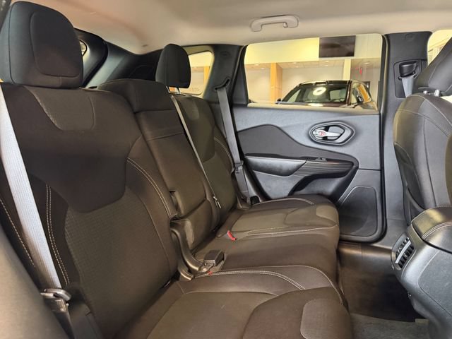Used 2015 Jeep Cherokee Latitude w/ Comfort/Convenience Group AWD/4WD image 22