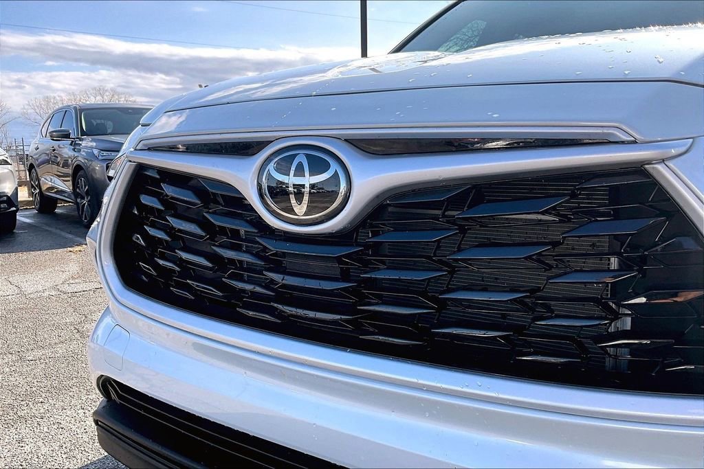 Used 2024 Toyota Highlander LE image 41