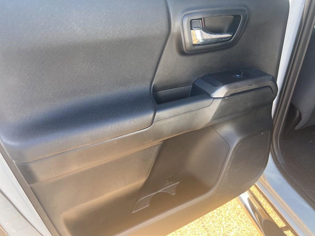 Used 2017 Toyota Tacoma TRD Off-Road w/ Tow Package (A/T) image 18