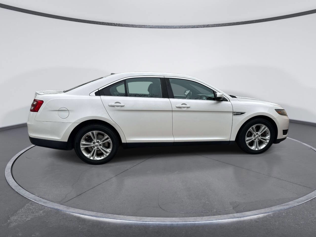 Used 2015 Ford Taurus SEL AWD/4WD image 3