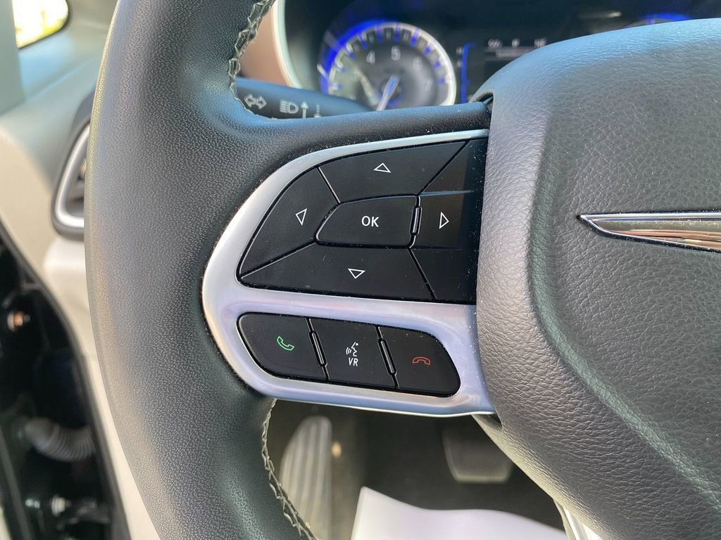 Used 2022 Chrysler Voyager LX image 16