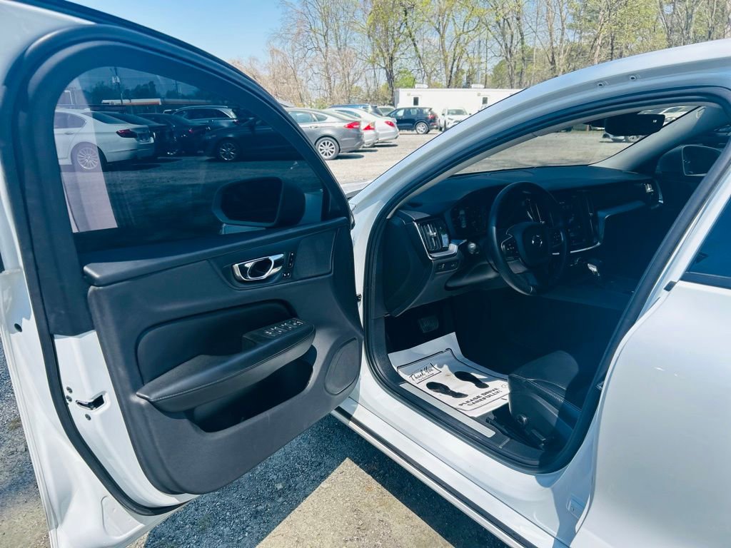 Used 2020 Volvo S60 T5 Momentum image 23
