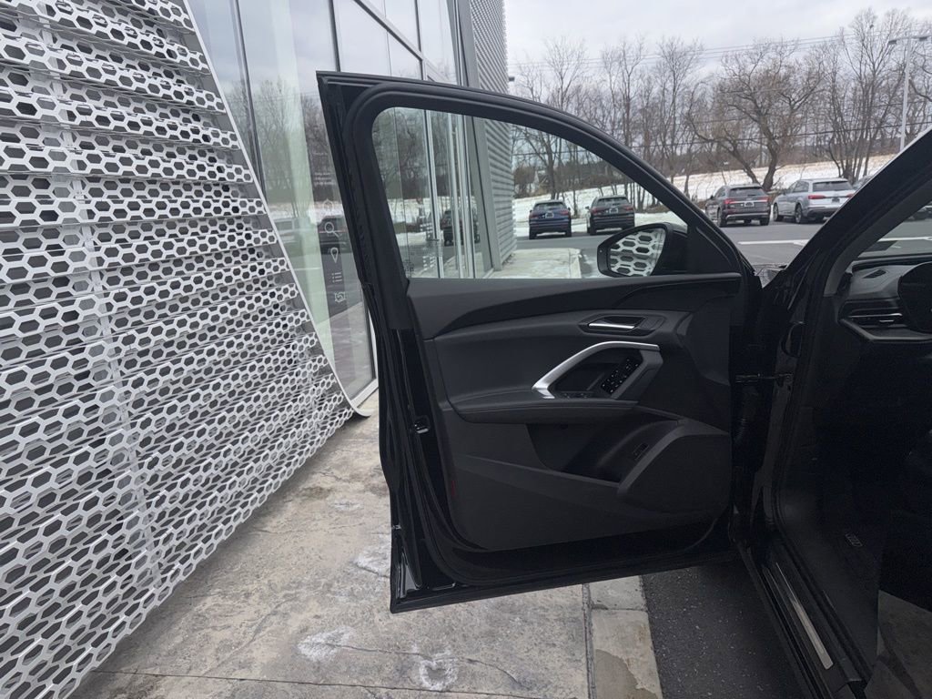 Used 2025 Audi Q5 Premium w/ Convenience Package image 31