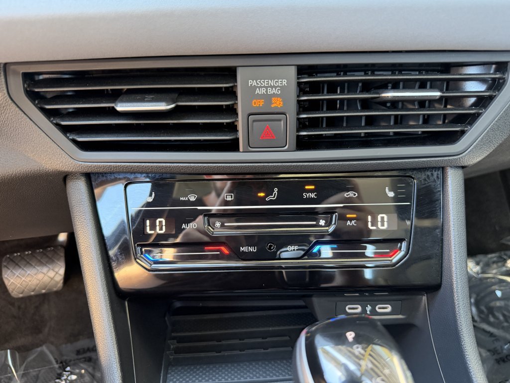 Used 2025 Volkswagen Jetta SE w/ Sunroof Package FWD image 24