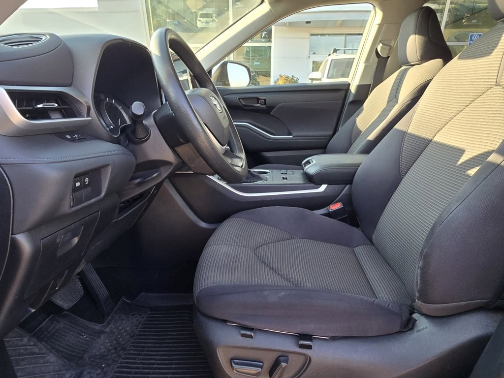 Used 2023 Toyota Highlander L image 10