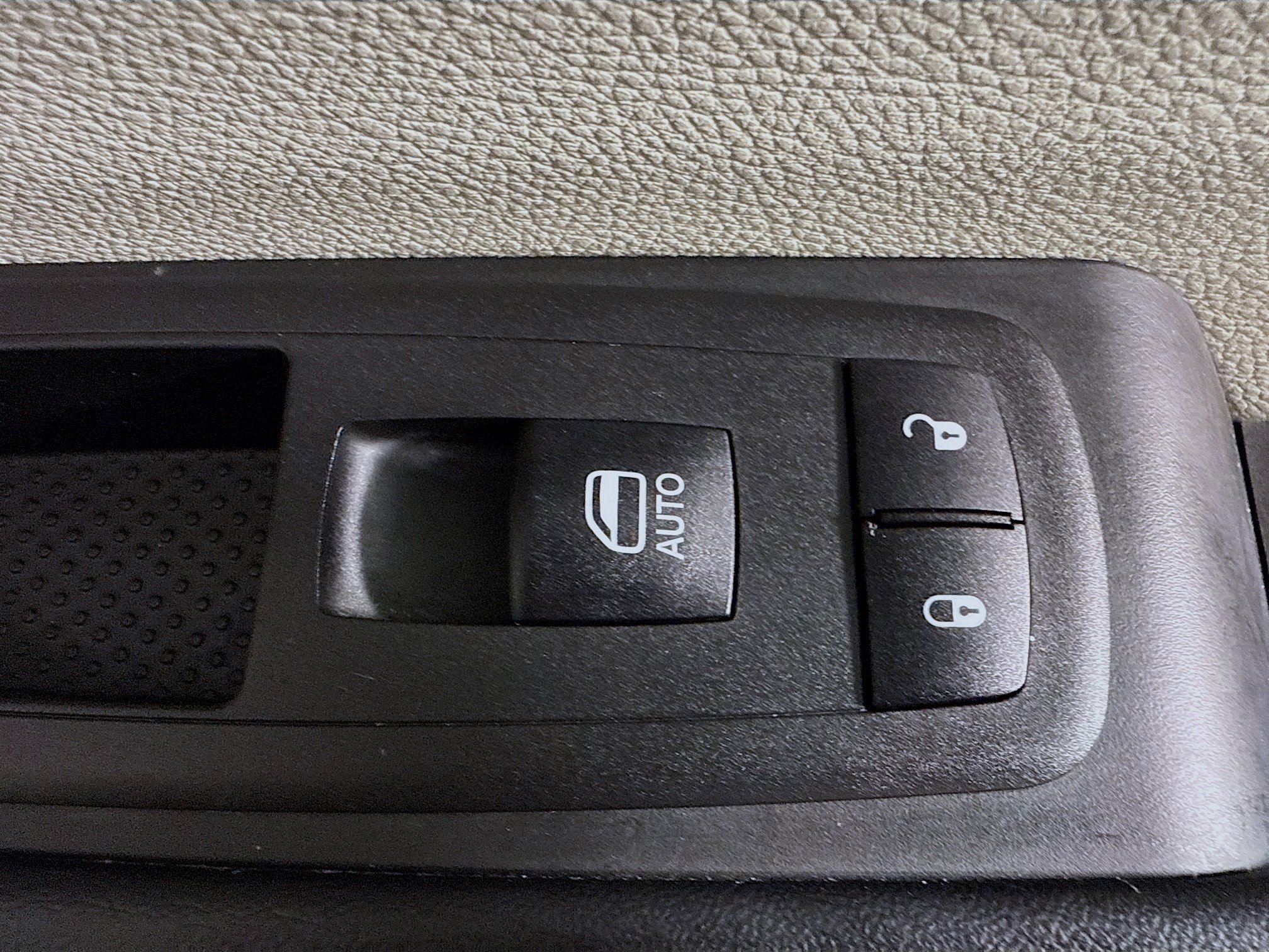 Used 2023 Chrysler Voyager LX image 29