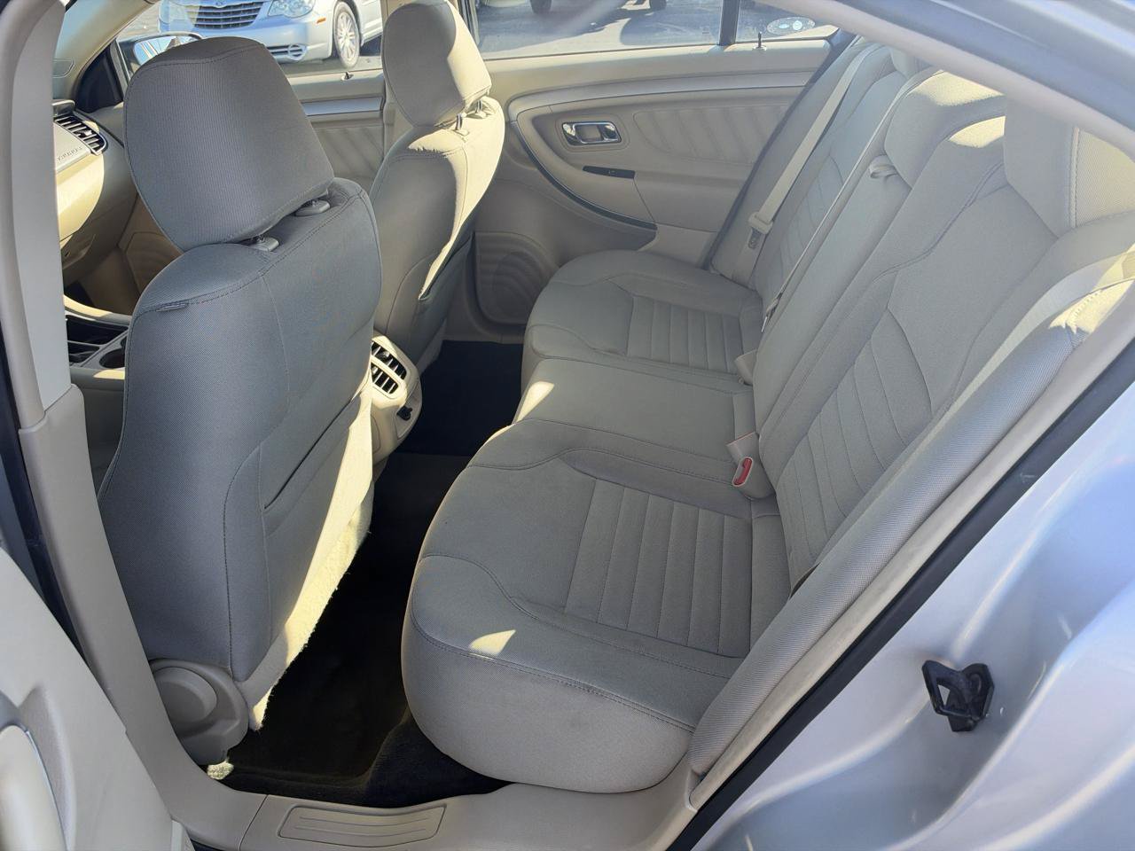 Used 2018 Ford Taurus SE FWD image 20