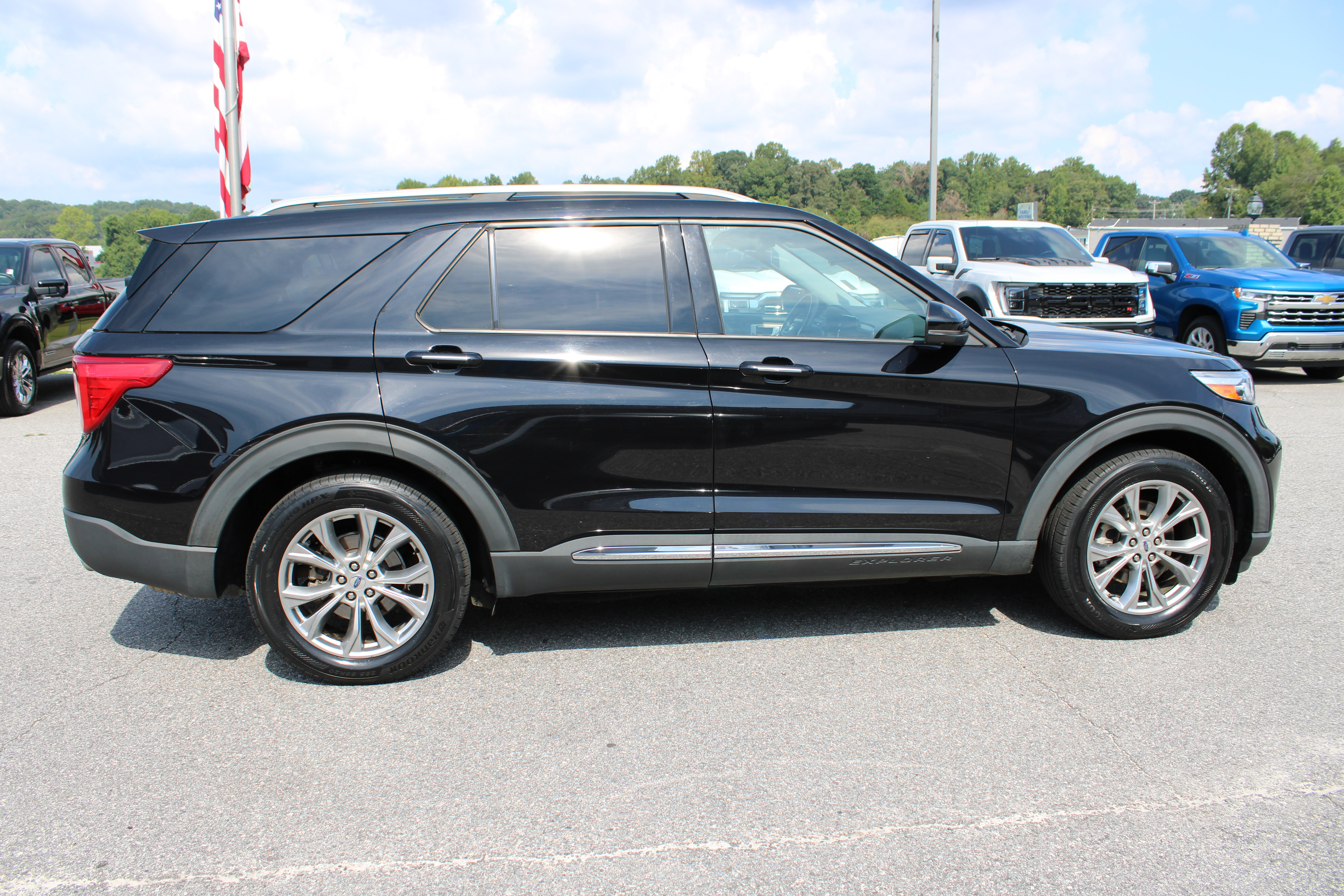 Used 2021 Ford Explorer Limited w/ Equipment Group 301A RWD image 5