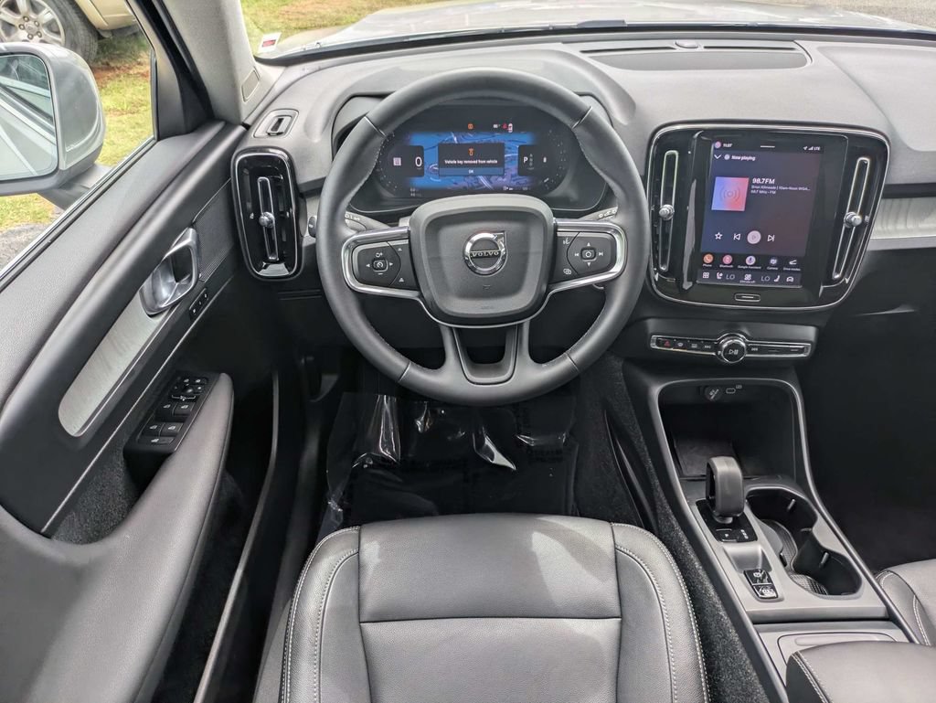 Certified 2025 Volvo XC40 B5 Core AWD/4WD image 17