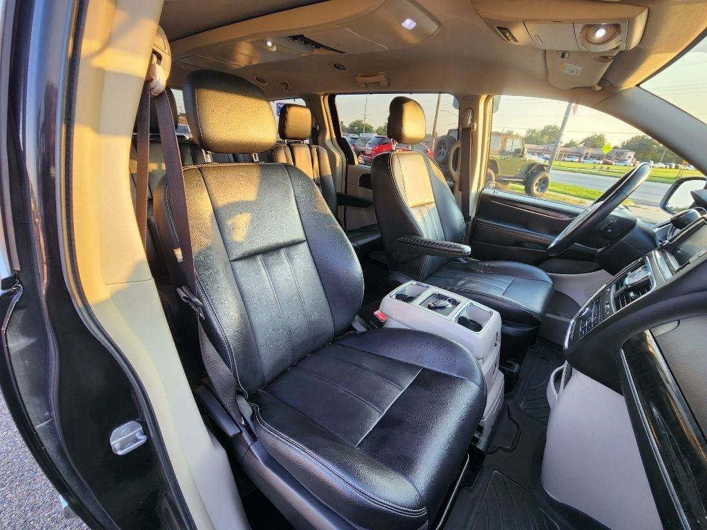Used 2014 Chrysler Town & Country Touring w/ Driver Convenience Group FWD image 16