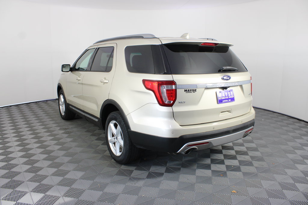 Used 2017 Ford Explorer XLT w/ Equipment Group 202A AWD/4WD image 23