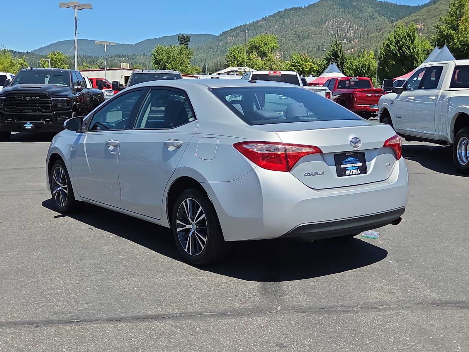 Used 2018 Toyota Corolla LE w/ LE Premium Package FWD image 12
