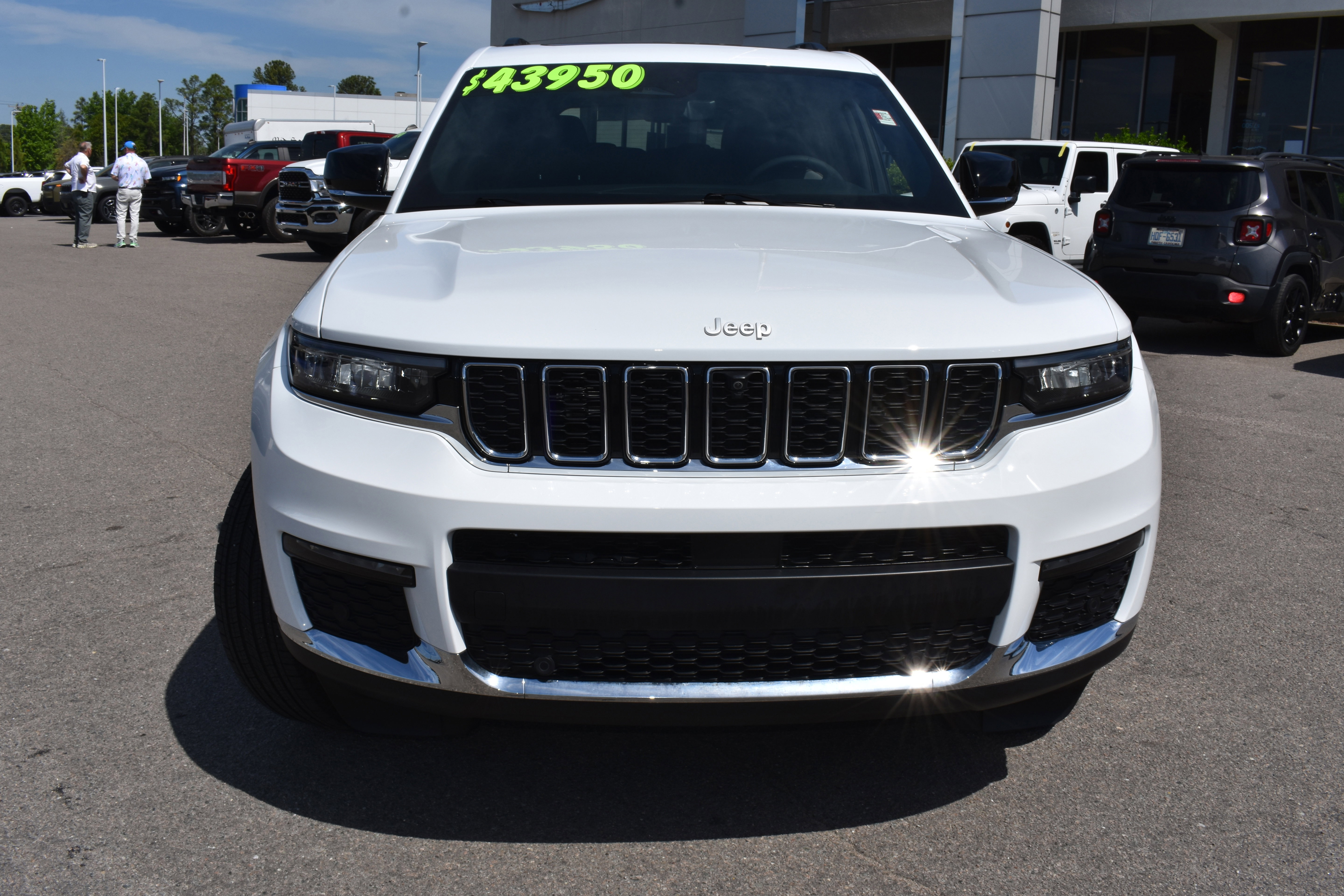 Used 2025 Jeep Grand Cherokee L Limited w/ Luxury Tech Group II AWD/4WD image 4