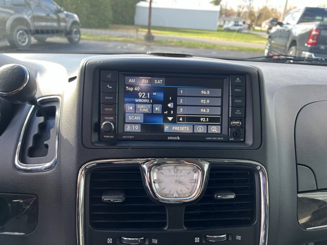 Used 2016 Chrysler Town & Country Touring image 22