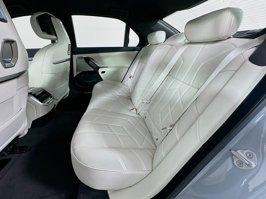 New 2026 BMW 750e xDrive image 17