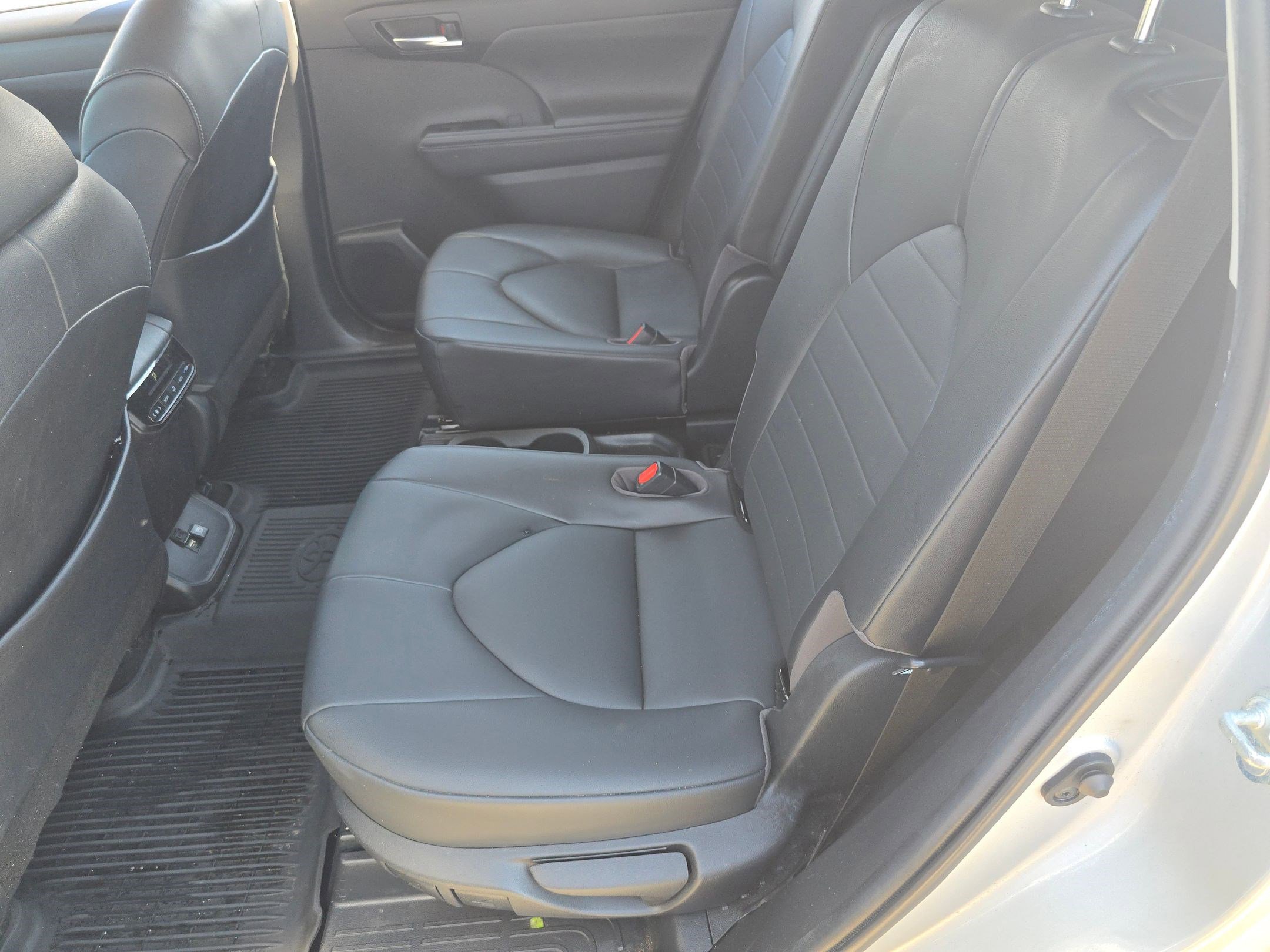 Used 2020 Toyota Highlander XLE image 13