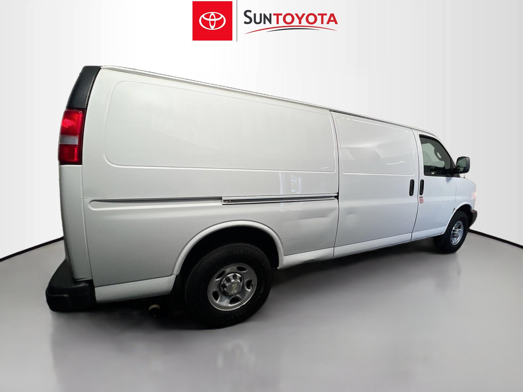 Used 2020 Chevrolet Express 3500 Extended w/ Driver Convenience Package RWD image 4