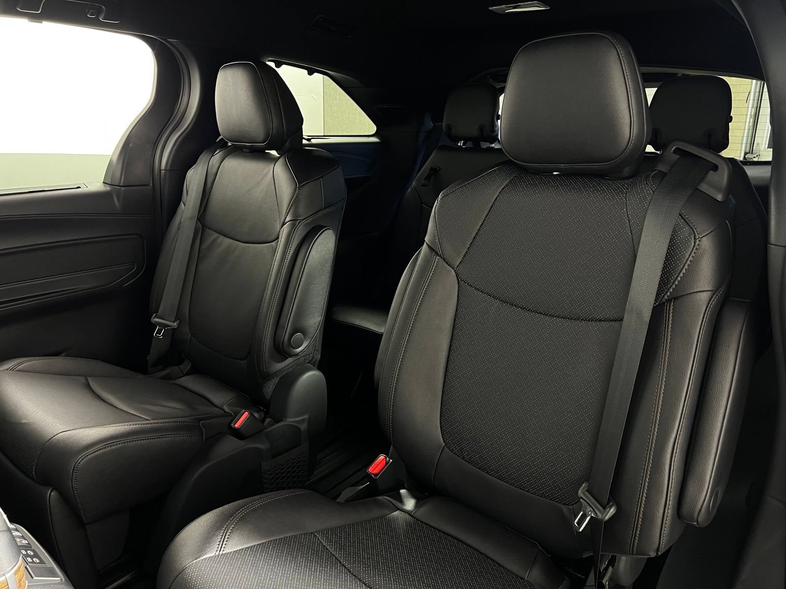 Used 2026 Toyota Sienna Limited FWD image 24