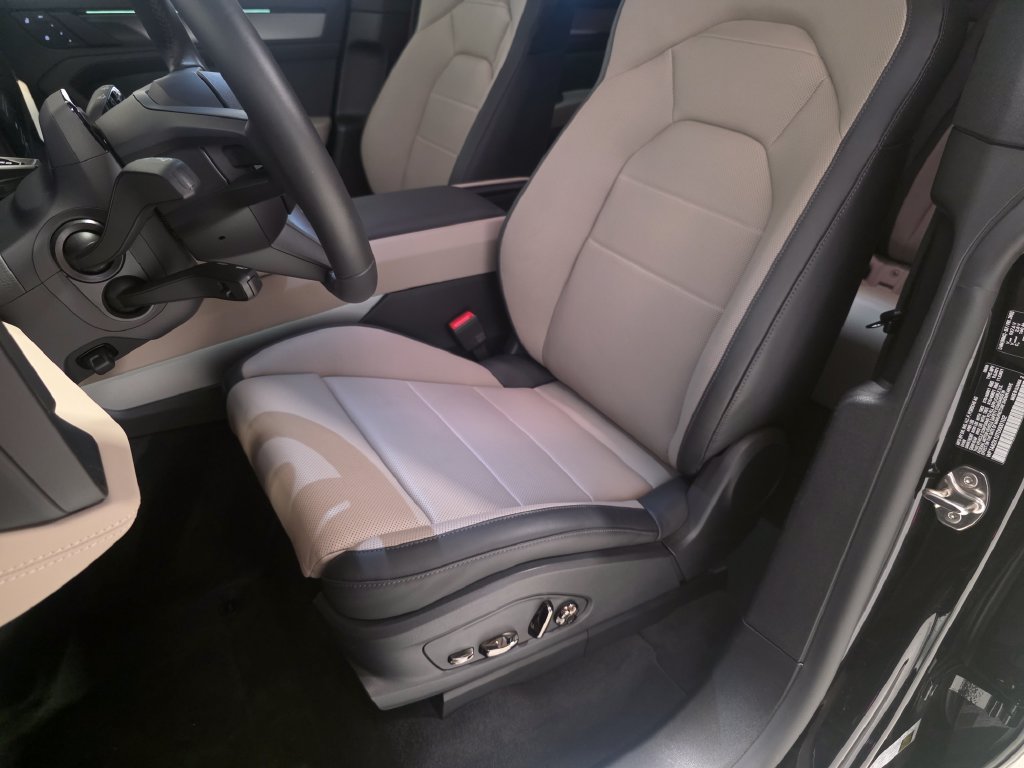 Certified 2026 Porsche Cayenne Electric AWD/4WD image 6
