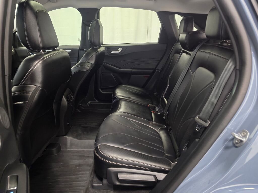 Used 2025 Ford Escape Platinum w/ Premium Technology Package image 18