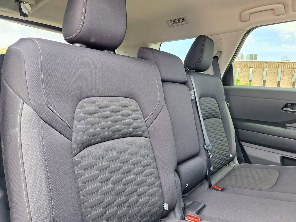 Used 2024 Nissan Pathfinder SV image 27