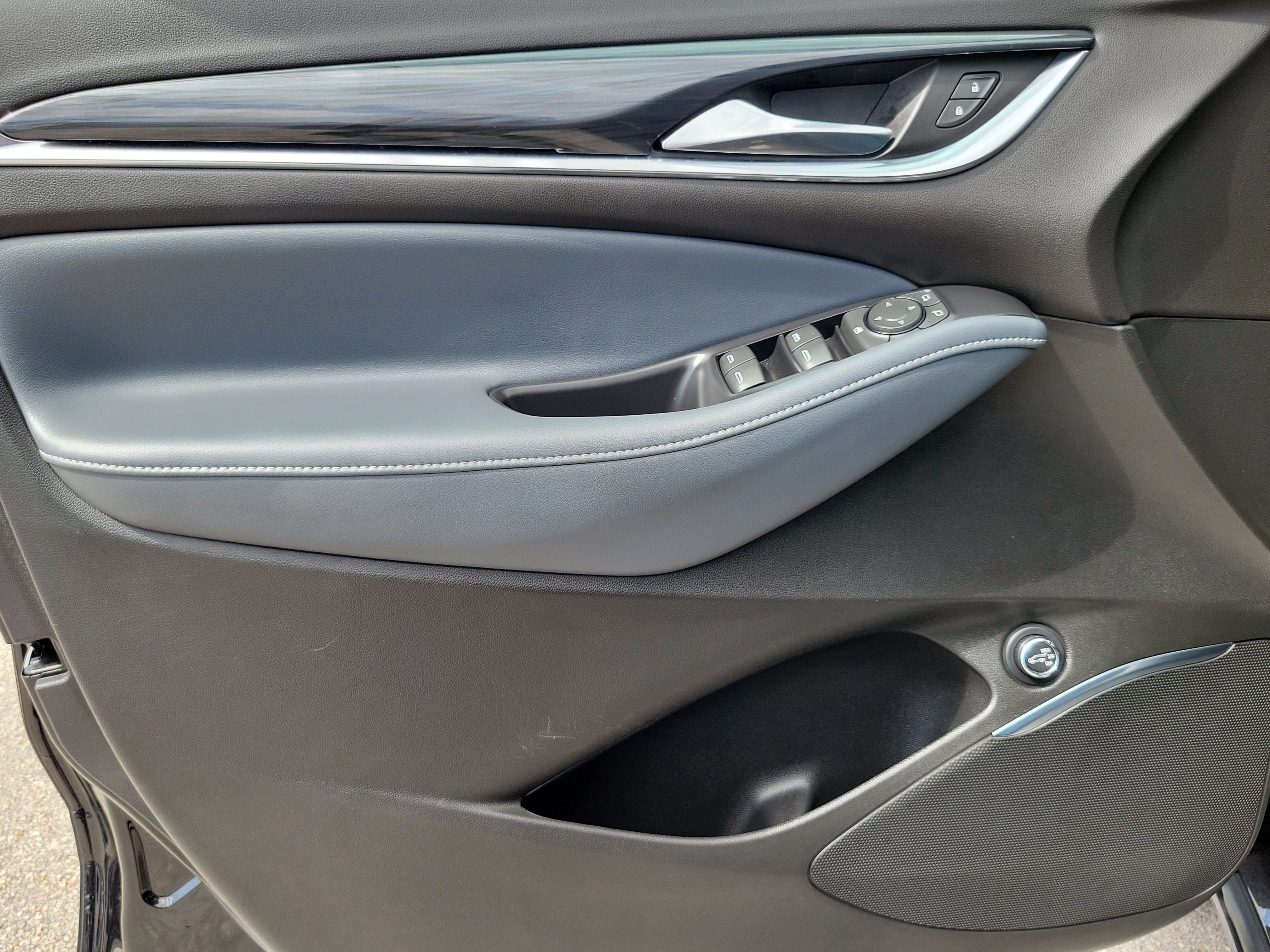 Used 2022 Buick Enclave Essence FWD image 24