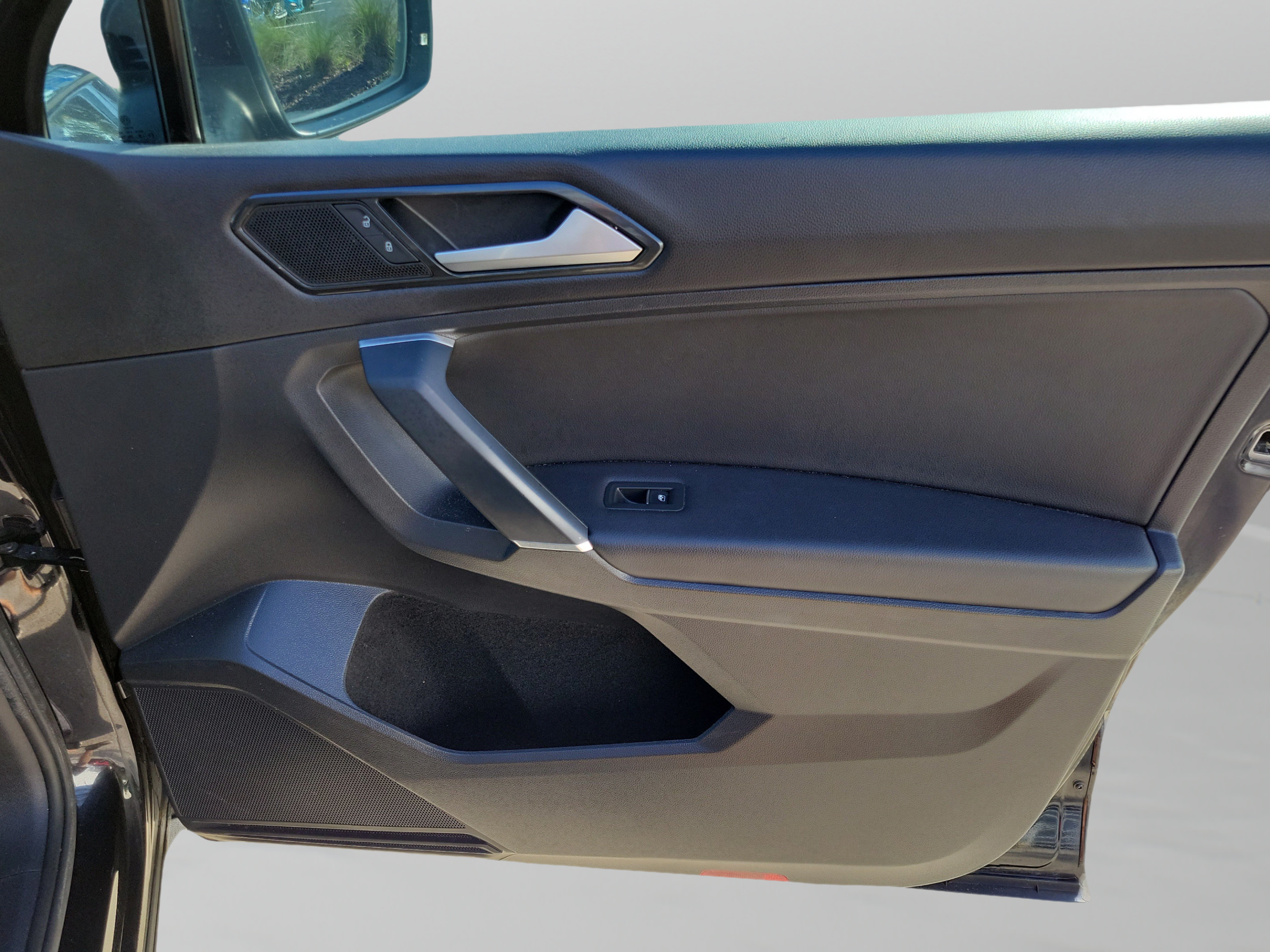 Used 2018 Volkswagen Tiguan SE w/ Panoramic Sunroof Package FWD image 29
