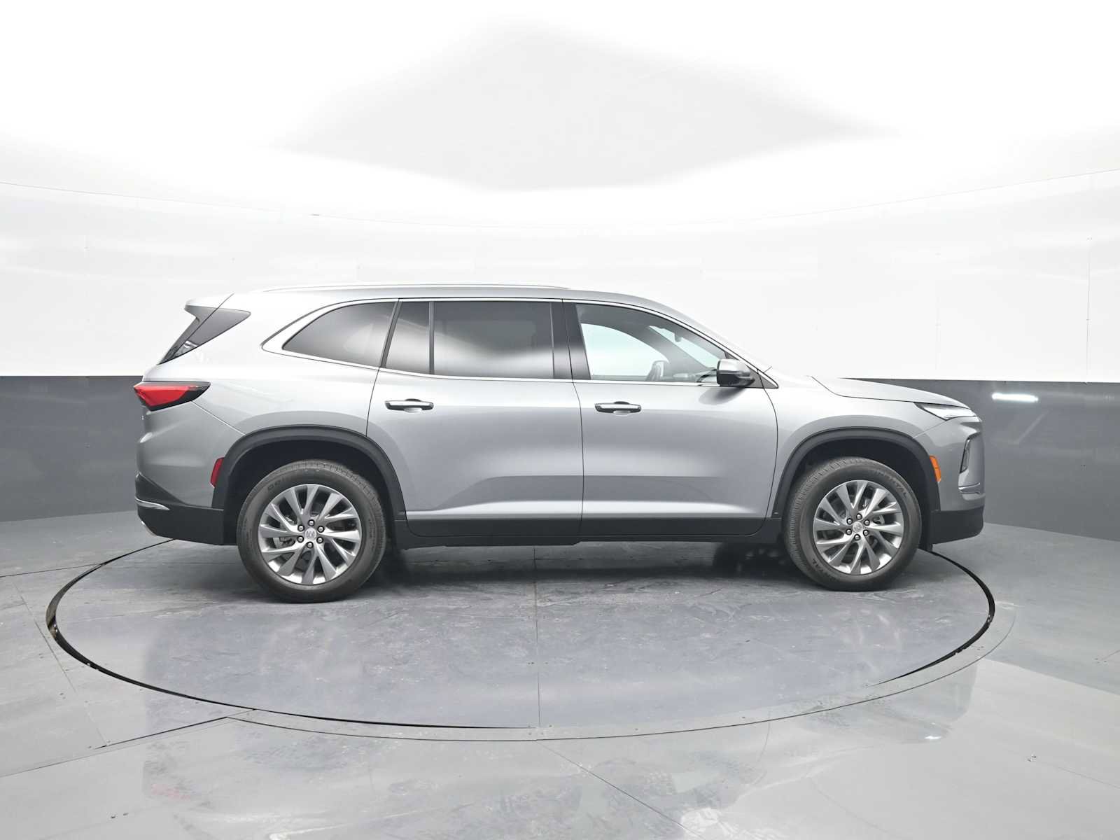 Used 2025 Buick Enclave Preferred w/ Power Package image 9