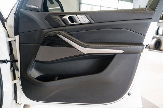 Used 2022 BMW X7 M50i w/ Cold Weather Package image 32
