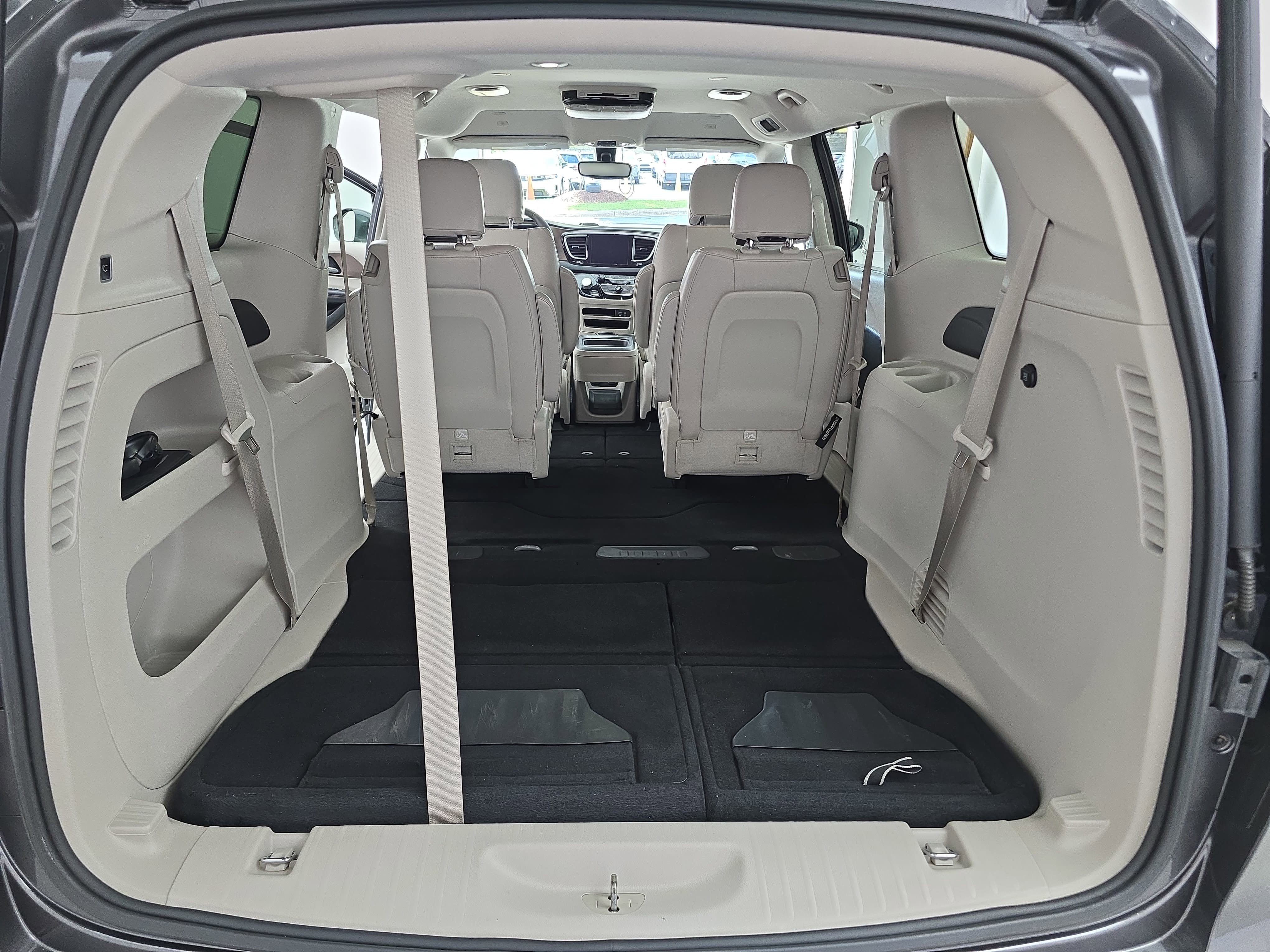 Used 2018 Chrysler Pacifica Touring-L image 13