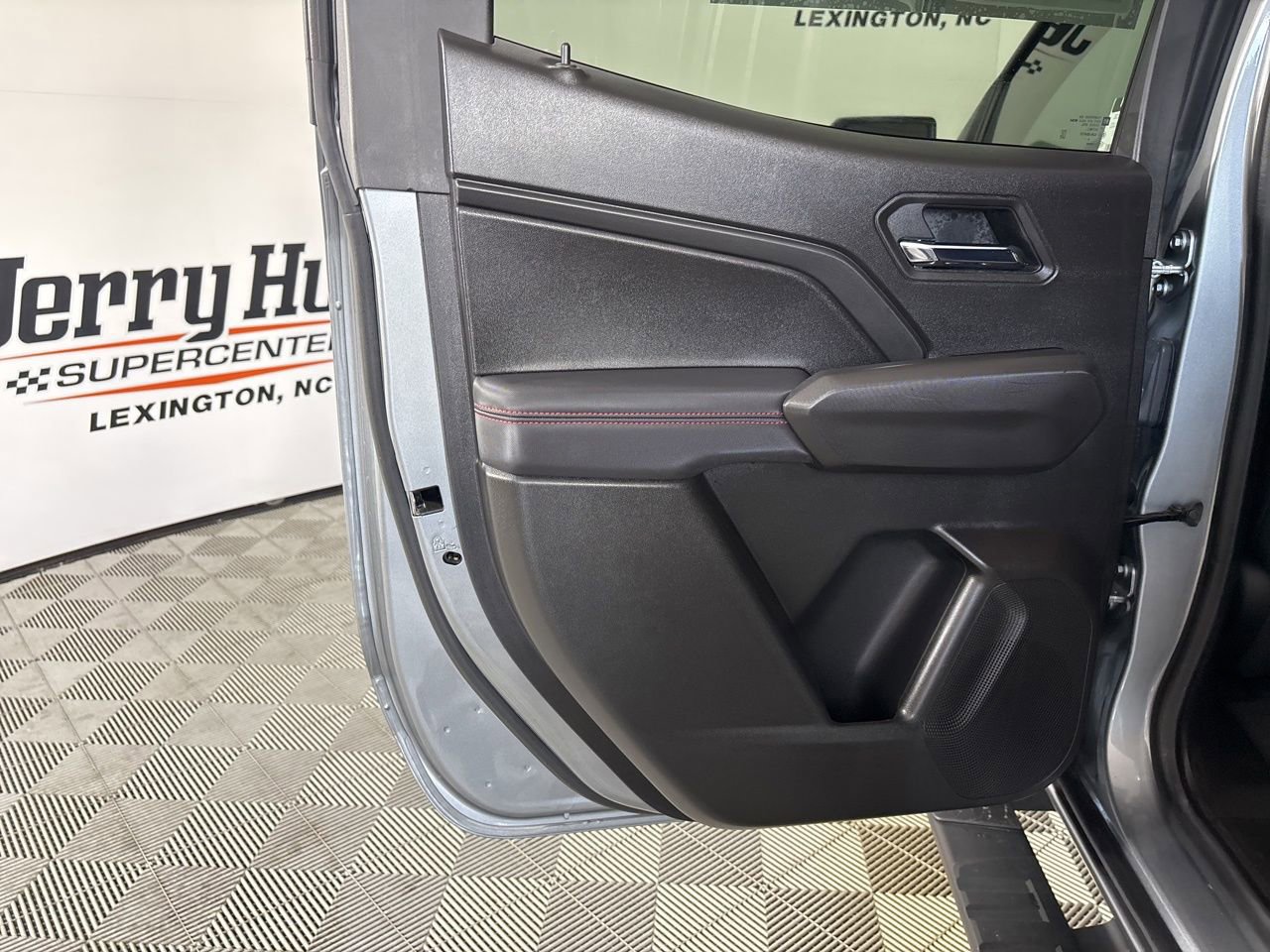 Used 2025 Chevrolet Colorado Z71 w/ Midnight Edition image 17