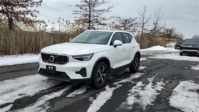 Used 2025 Volvo XC40 B5 Core image 3