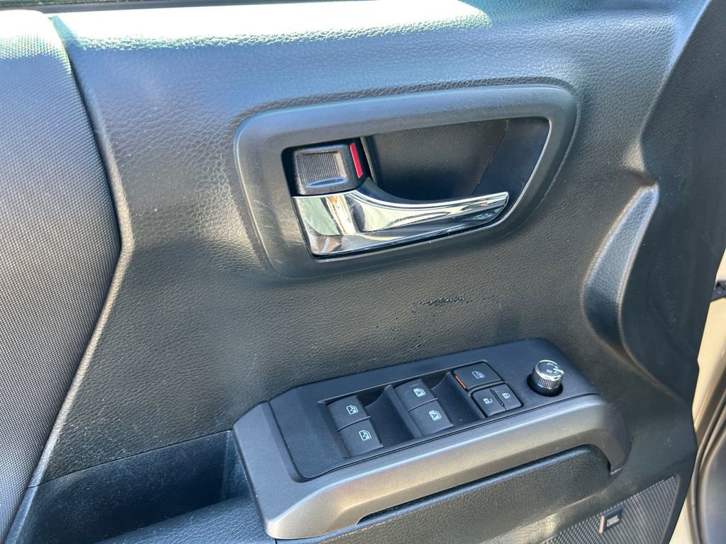 Used 2016 Toyota Tacoma TRD Off-Road AWD/4WD image 22