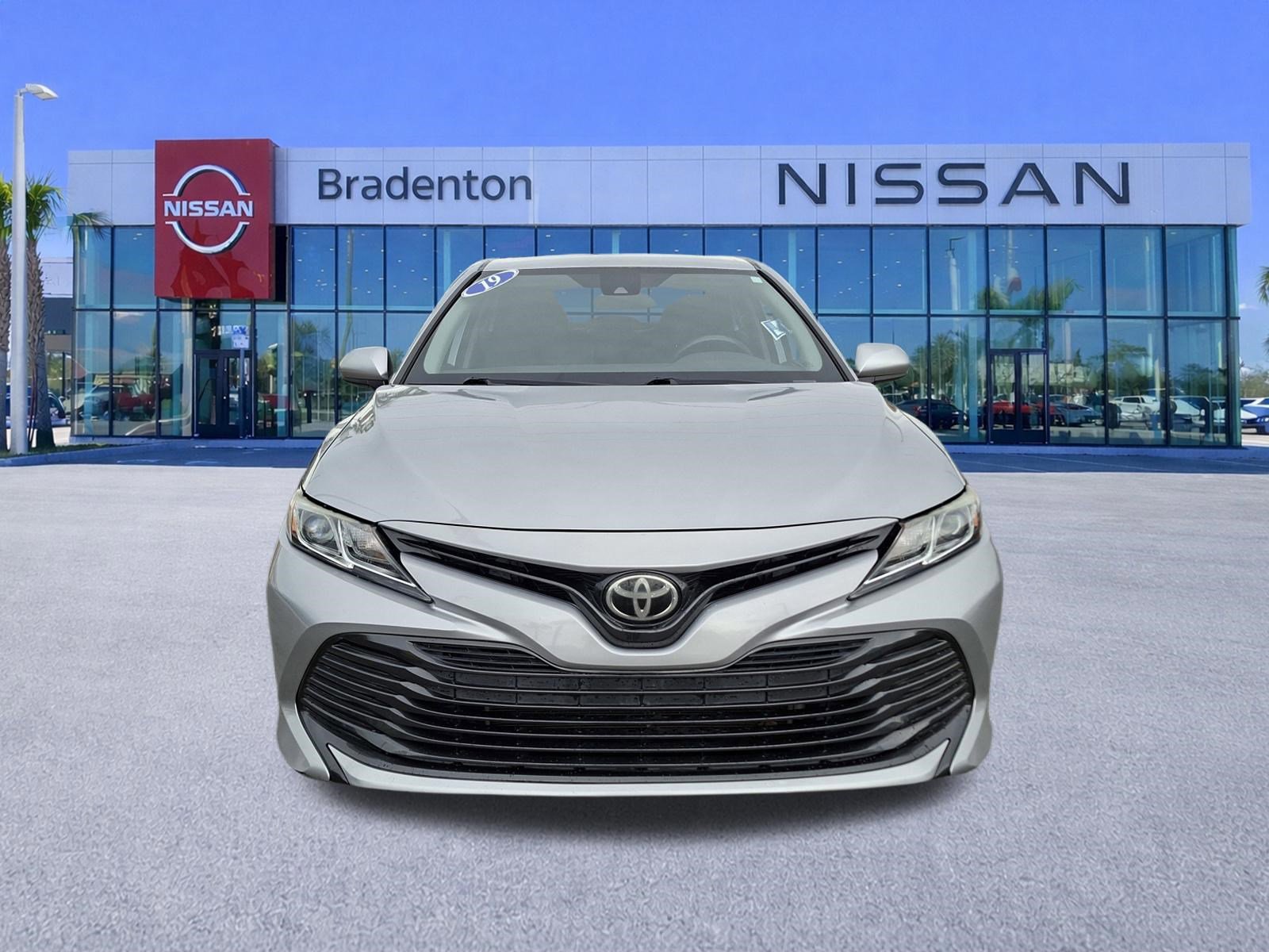 Used 2019 Toyota Camry LE image 2