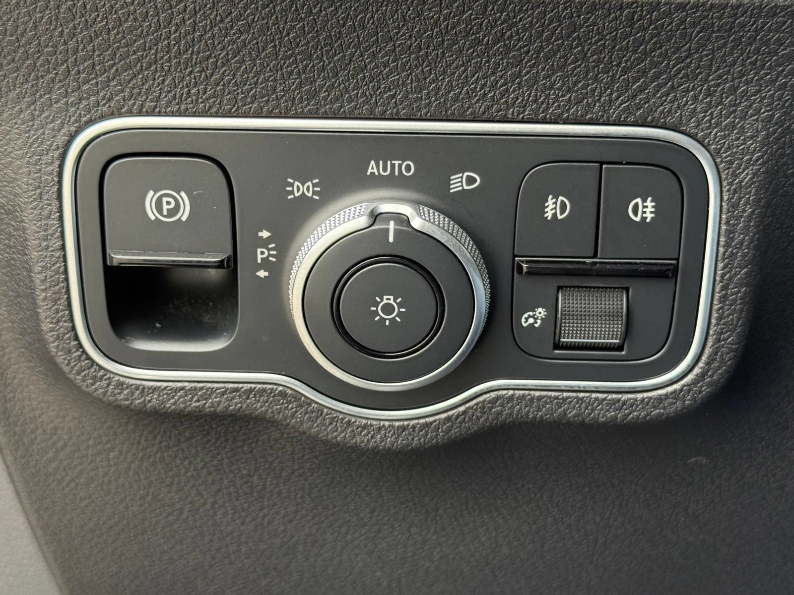 Used 2025 Mercedes-Benz GLB 250 image 31