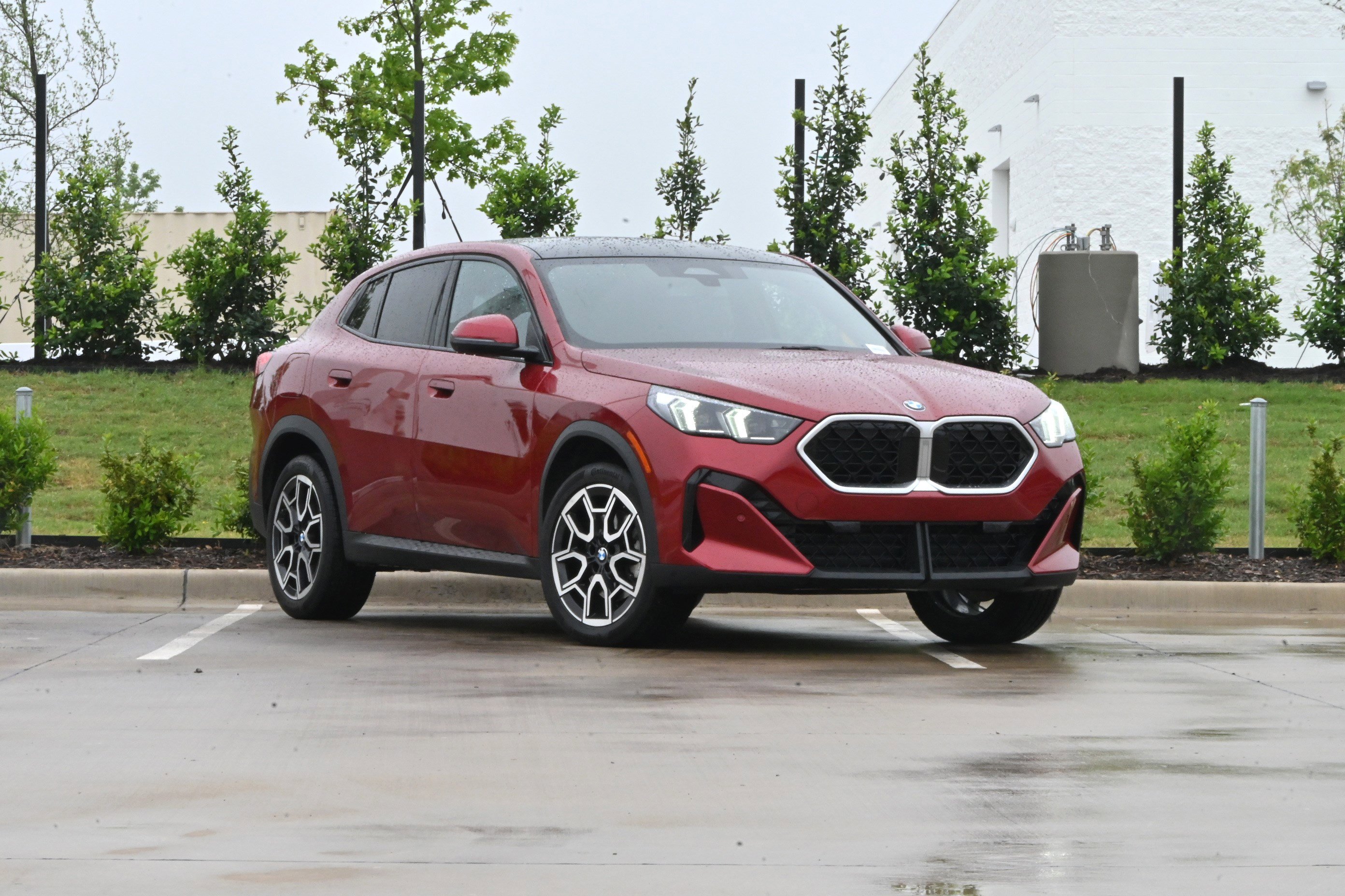 Certified 2025 BMW X2 xDrive28i AWD/4WD image 2