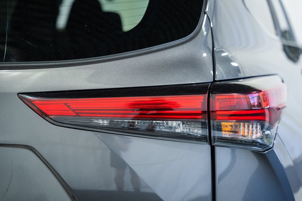 Used 2023 Toyota Highlander LE AWD/4WD image 6