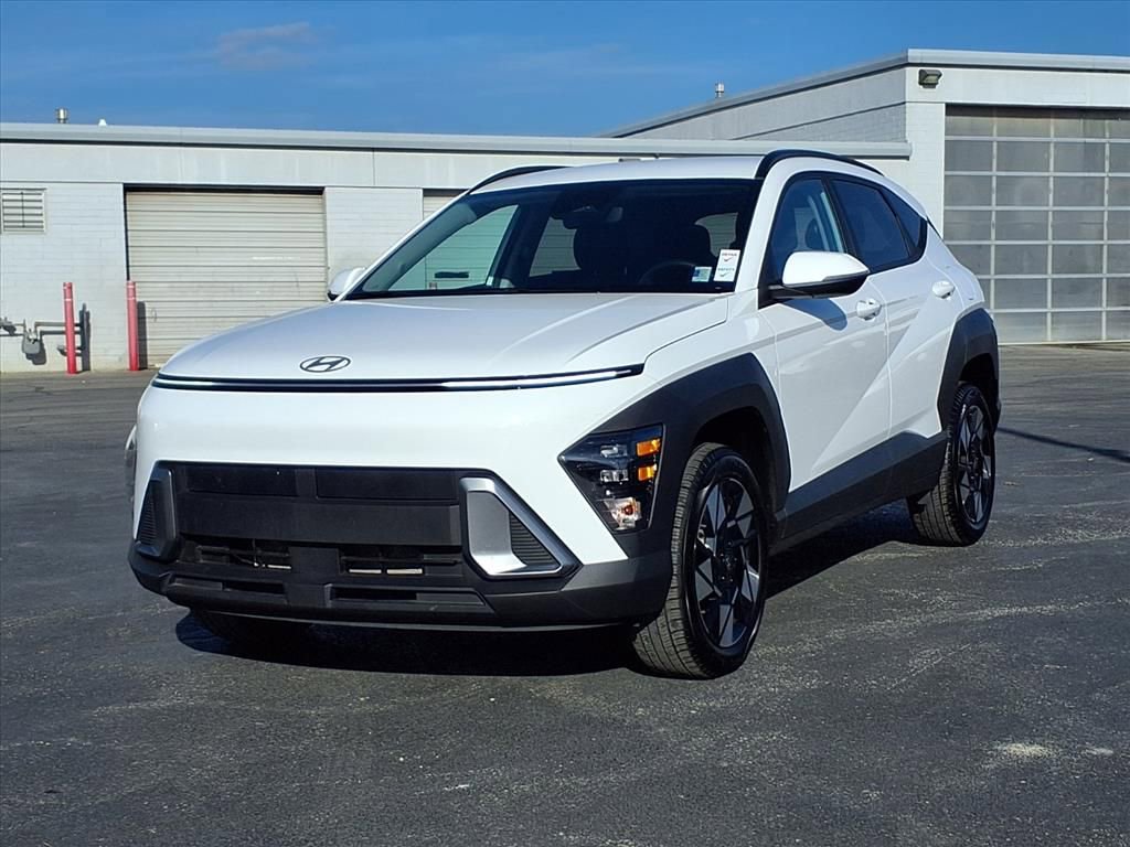 Used 2025 Hyundai Kona SEL image 2