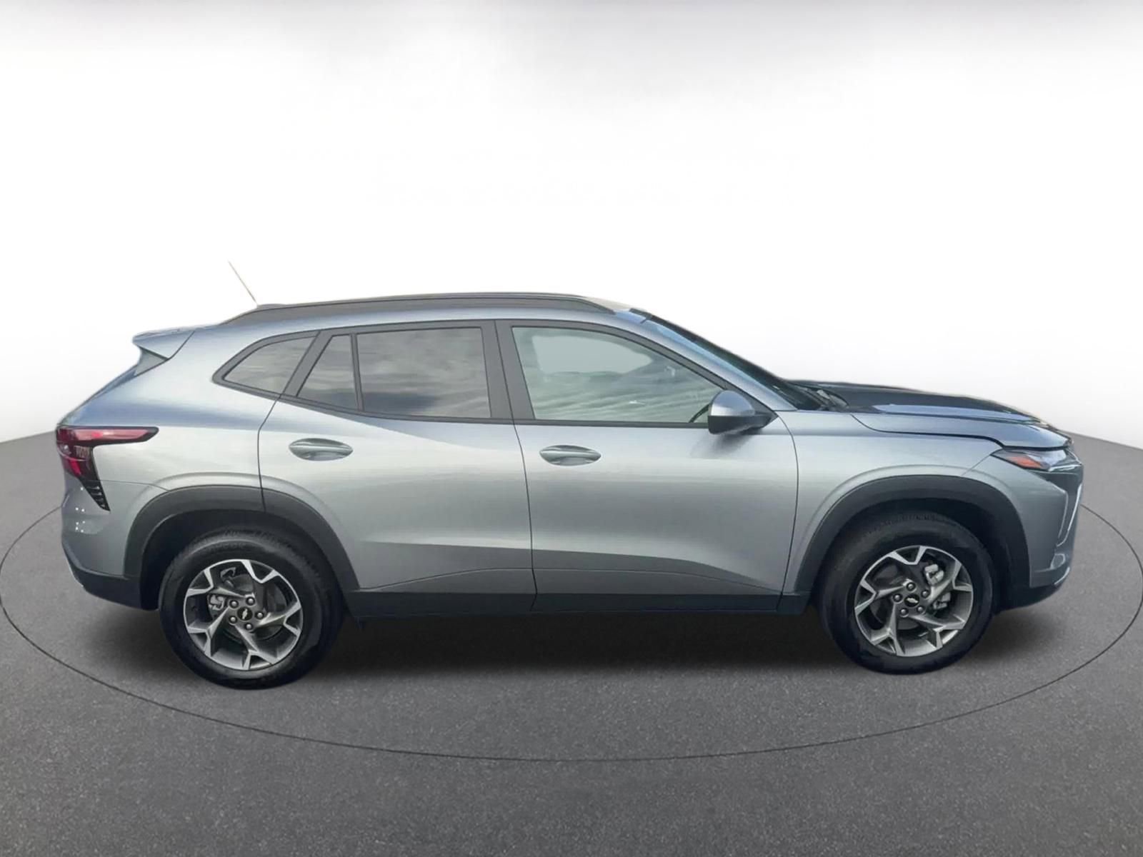 Used 2025 Chevrolet Trax LT w/ LT Convenience Package image 16