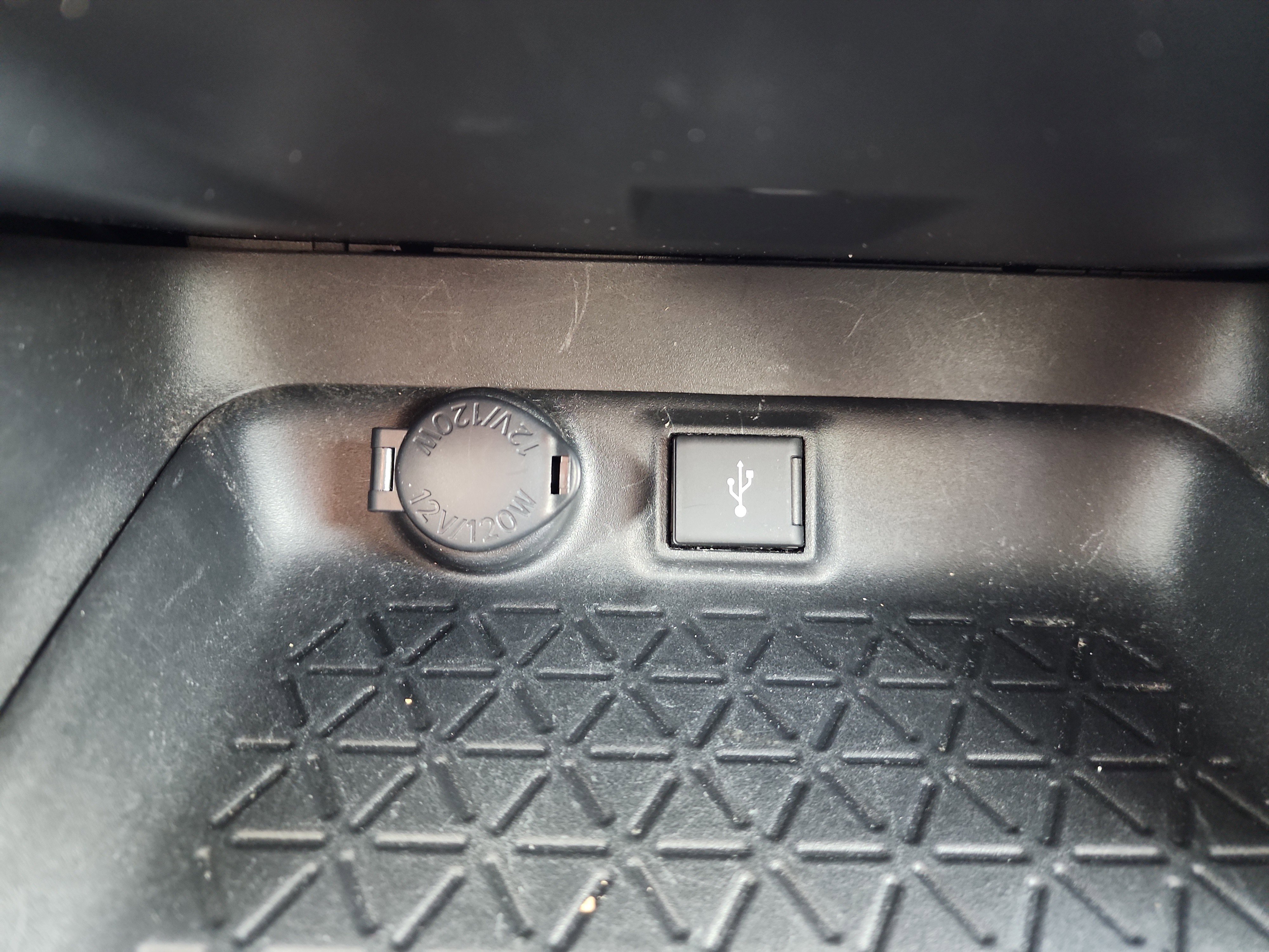 Used 2020 Toyota RAV4 XLE w/ Carpet Mat Package image 14