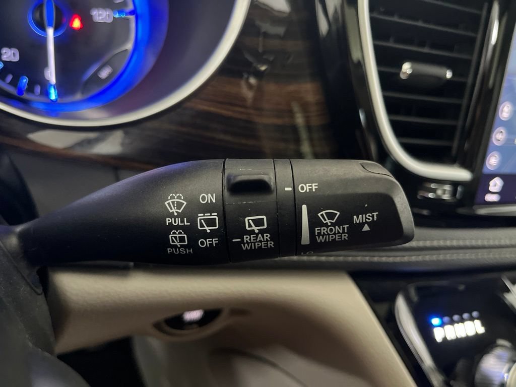 Used 2023 Chrysler Pacifica Limited FWD image 61