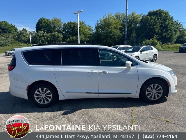 Used 2017 Chrysler Pacifica Touring-L FWD image 6
