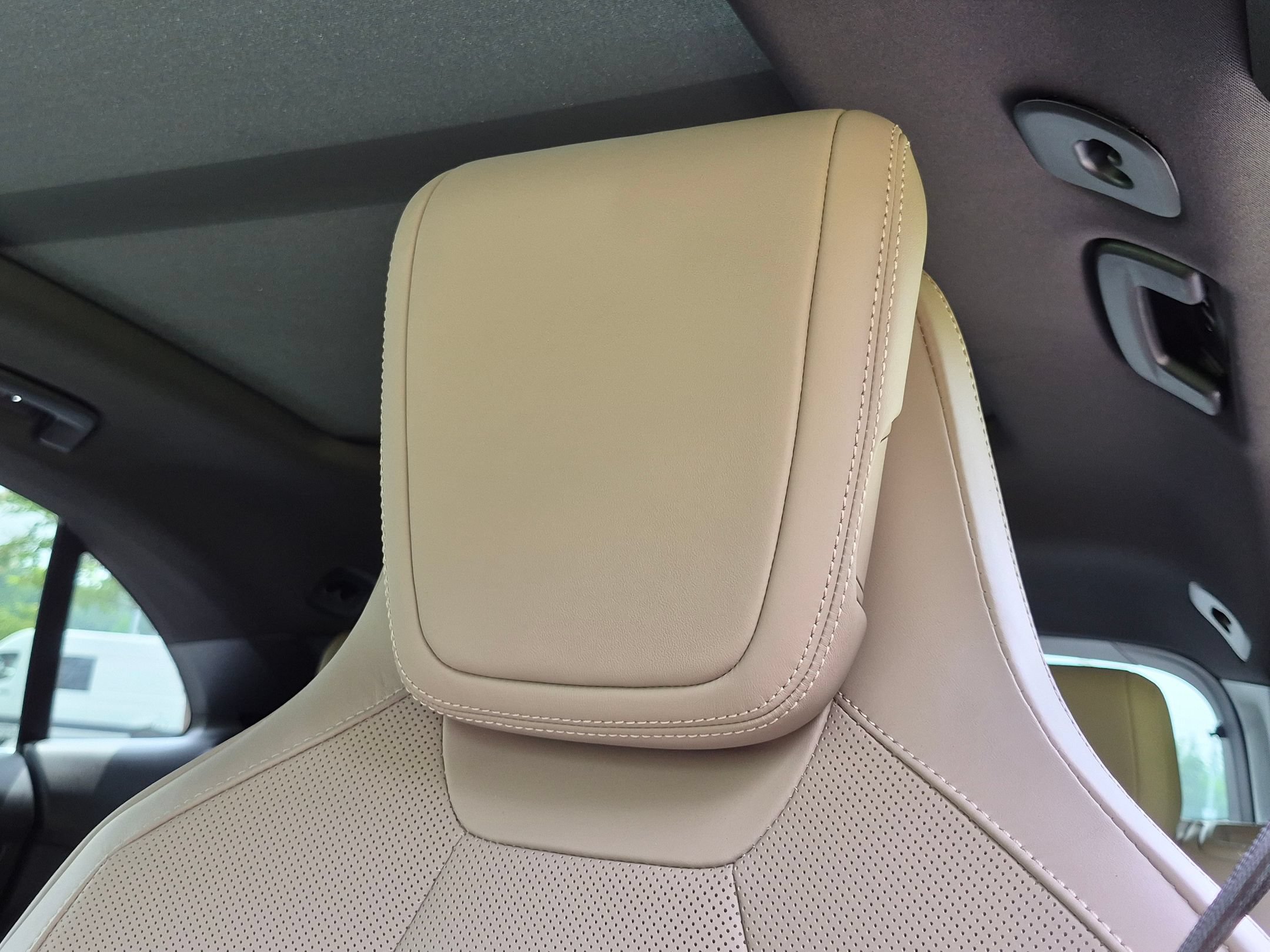 Certified 2025 Porsche Macan Electric RWD image 6