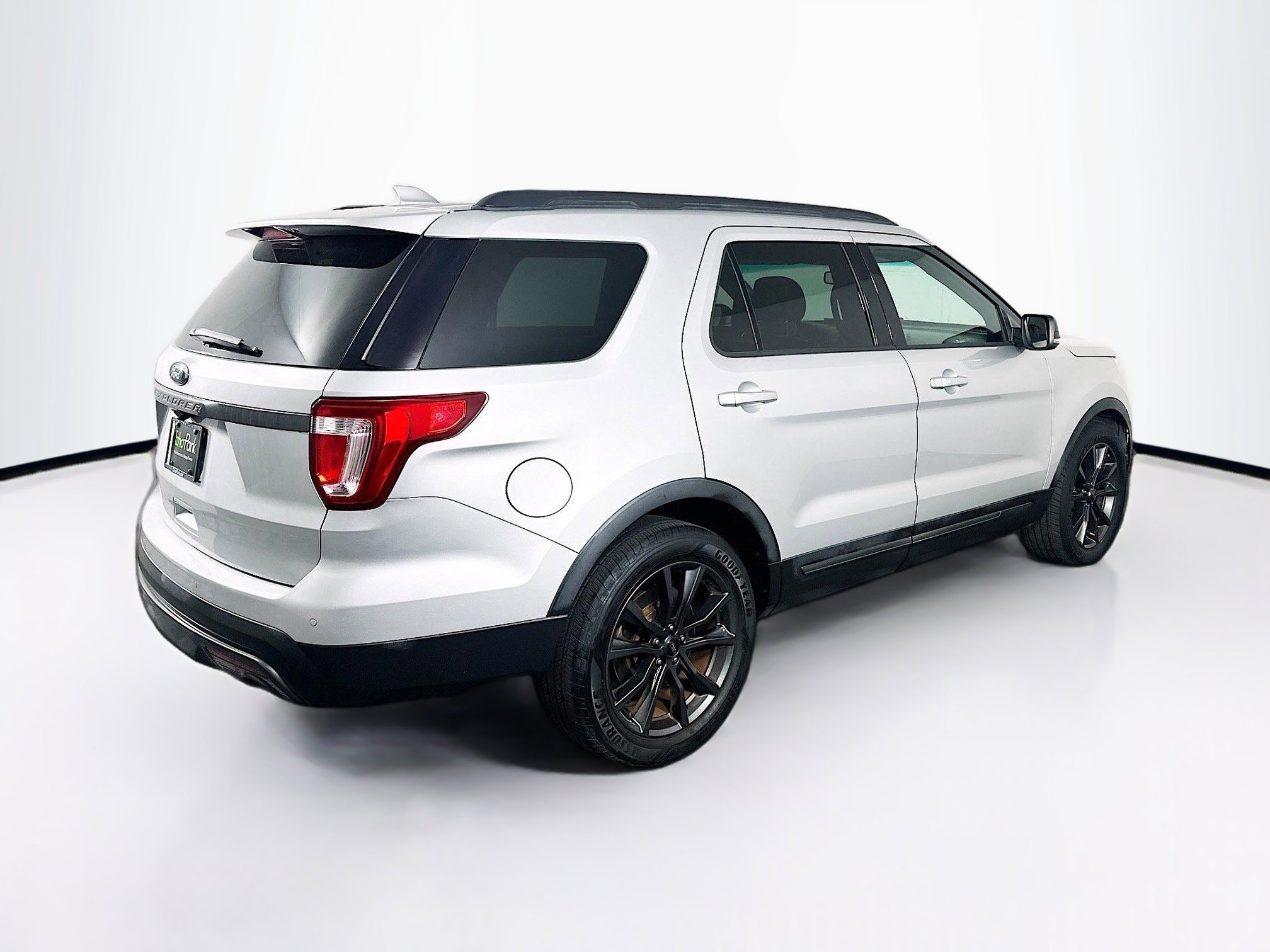 Used 2017 Ford Explorer XLT w/ Equipment Group 202A image 9