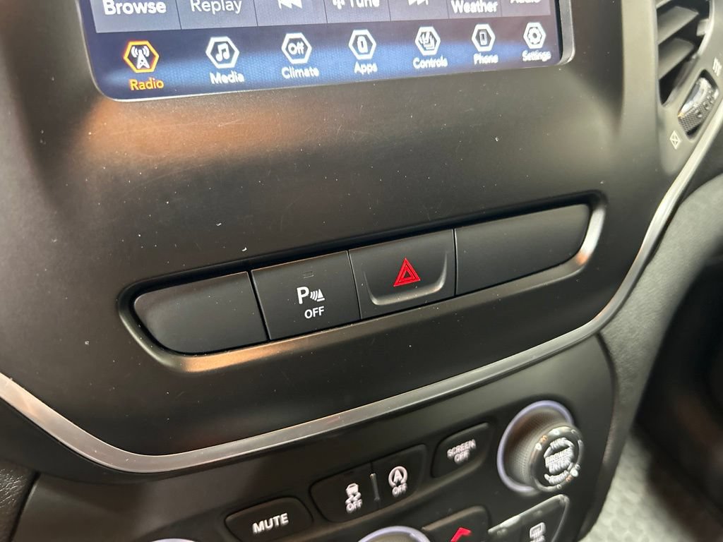 Certified 2019 Jeep Cherokee Latitude Plus AWD/4WD image 34