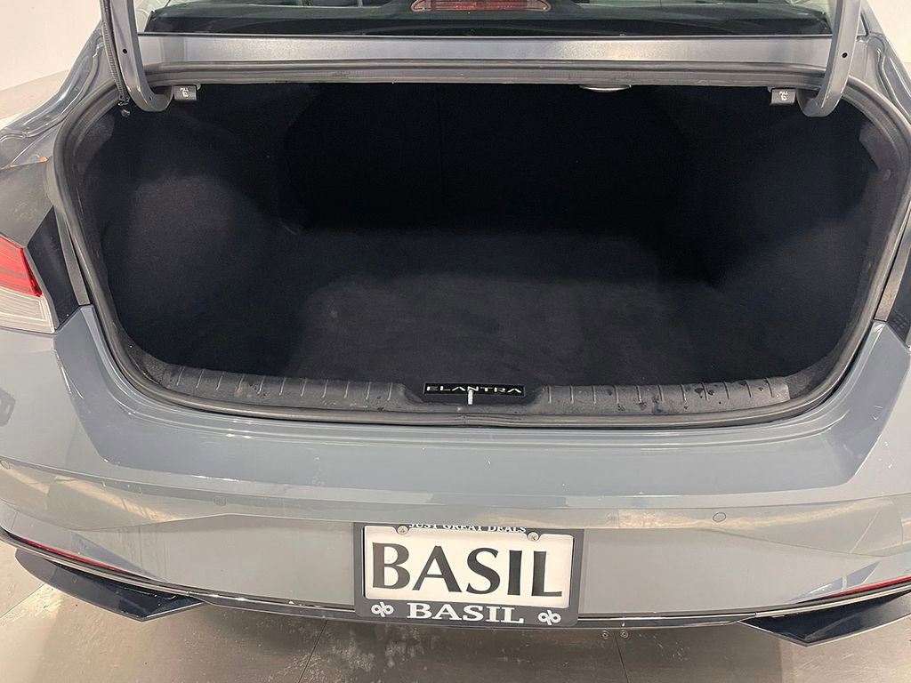 Used 2023 Hyundai Elantra Limited image 5